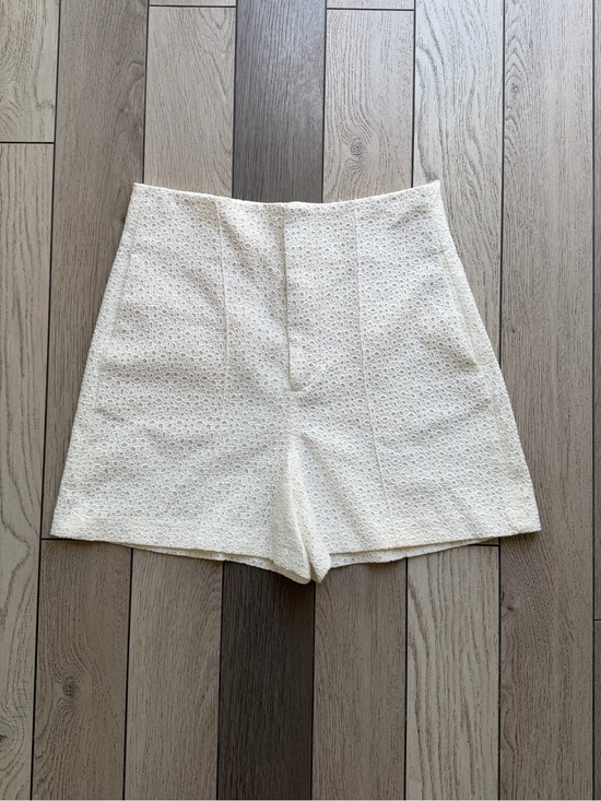 Zara Pants - Zara High-Waist Eyelet Shorts - Cream size M